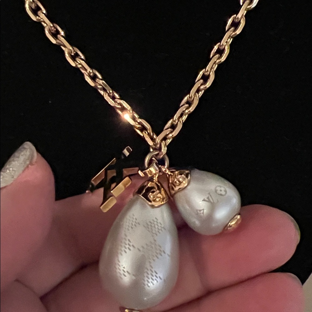 Louis Vuitton Gold-Tone Chain Necklace with Pearl Drop Charms - Picture 10 of 16